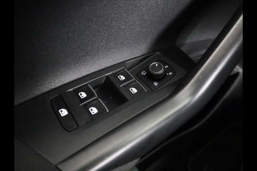 Volkswagen Polo 1.0 TSI R-Line 95PK | Automaat (DSG) | Panoramadak | Camera | Stoelverwarming Volkswagen Polo 1.0 TSI R-Line 95PK | Automaat (DSG) | Panoramadak | Camera | Stoelverwarming