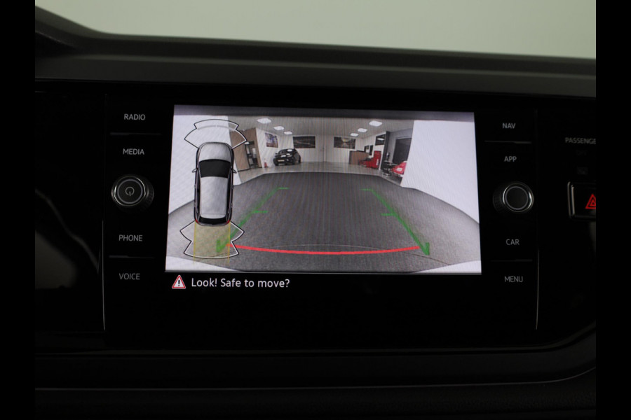 Volkswagen Polo 1.0 TSI R-Line 95PK | Automaat (DSG) | Panoramadak | Camera | Stoelverwarming Volkswagen Polo 1.0 TSI R-Line 95PK | Automaat (DSG) | Panoramadak | Camera | Stoelverwarming