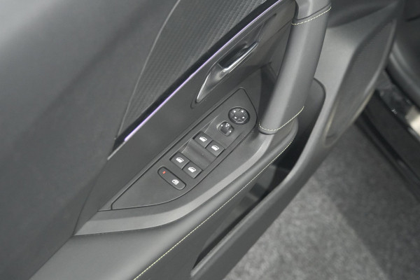 Peugeot 2008 PureTech 130 EAT8 GT | Camera | Apple Carplay | Parkeersensoren | 3D Display | Draadloos Telefoon Oplader