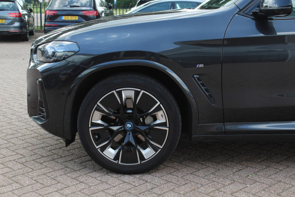 BMW iX3 High Executive Edition 80 kWh / Trekhaak / Panoramadak / 360Camera / Head-up / 20'' / Leder / Harman Kardon / Sfeerverlichting / Dodehoek / DAB / Stuur+Stoelverwarming / ACC