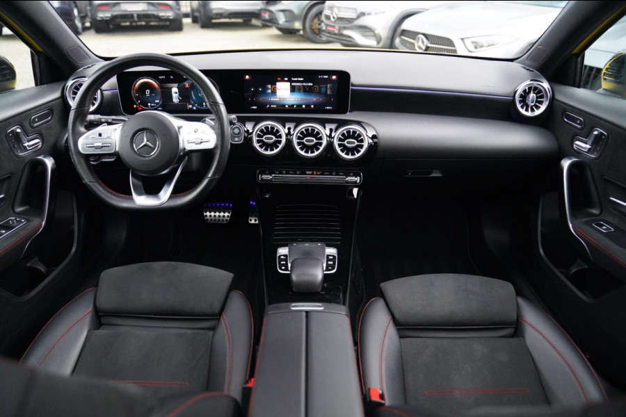 Mercedes-Benz A-Klasse 180 Premium Plus | AMG Pakket | Panorama | Leder/alcantara | Elektrisch verstelbare voorstoelen | LED | CAM