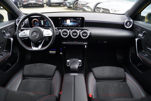 Mercedes-Benz A-Klasse 180 Premium Plus | AMG Pakket | Panorama | Leder/alcantara | Elektrisch verstelbare voorstoelen | LED | CAM