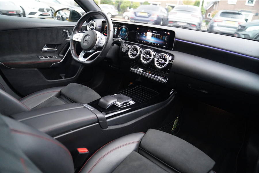Mercedes-Benz A-Klasse 180 Premium Plus | AMG Pakket | Panorama | Leder/alcantara | Elektrisch verstelbare voorstoelen | LED | CAM