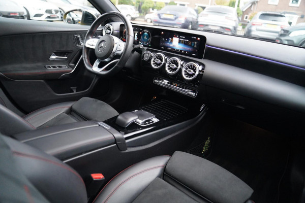 Mercedes-Benz A-Klasse 180 Premium Plus | AMG Pakket | Panorama | Leder/alcantara | Elektrisch verstelbare voorstoelen | LED | CAM