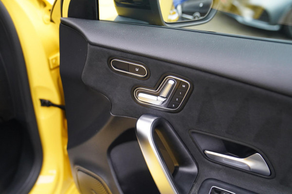 Mercedes-Benz A-Klasse 180 Premium Plus | AMG Pakket | Panorama | Leder/alcantara | Elektrisch verstelbare voorstoelen | LED | CAM