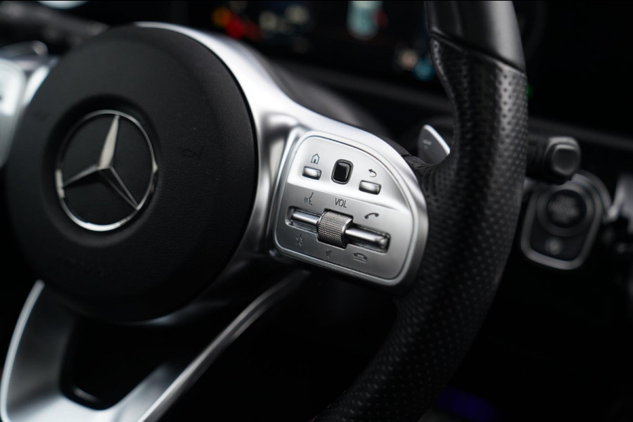 Mercedes-Benz A-Klasse 180 Premium Plus | AMG Pakket | Panorama | Leder/alcantara | Elektrisch verstelbare voorstoelen | LED | CAM
