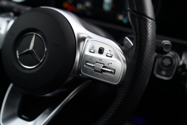 Mercedes-Benz A-Klasse 180 Premium Plus | AMG Pakket | Panorama | Leder/alcantara | Elektrisch verstelbare voorstoelen | LED | CAM