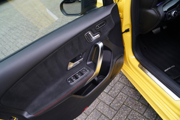 Mercedes-Benz A-Klasse 180 Premium Plus | AMG Pakket | Panorama | Leder/alcantara | Elektrisch verstelbare voorstoelen | LED | CAM