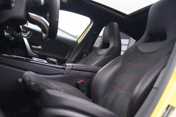 Mercedes-Benz A-Klasse 180 Premium Plus | AMG Pakket | Panorama | Leder/alcantara | Elektrisch verstelbare voorstoelen | LED | CAM