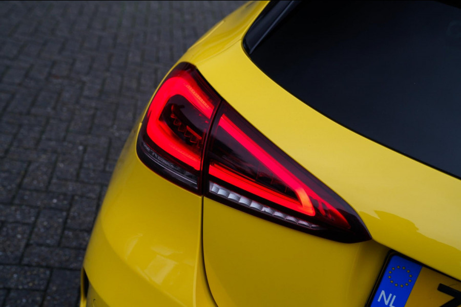 Mercedes-Benz A-Klasse 180 Premium Plus | AMG Pakket | Panorama | Leder/alcantara | Elektrisch verstelbare voorstoelen | LED | CAM