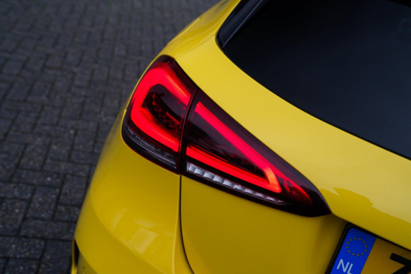 Mercedes-Benz A-Klasse 180 Premium Plus | AMG Pakket | Panorama | Leder/alcantara | Elektrisch verstelbare voorstoelen | LED | CAM