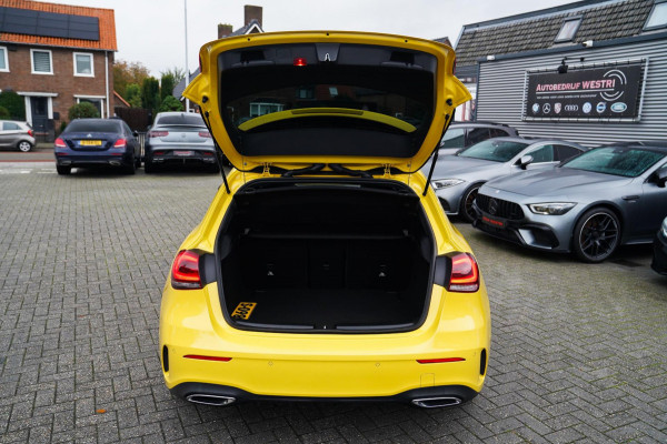 Mercedes-Benz A-Klasse 180 Premium Plus | AMG Pakket | Panorama | Leder/alcantara | Elektrisch verstelbare voorstoelen | LED | CAM