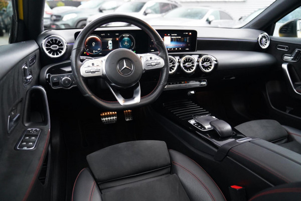 Mercedes-Benz A-Klasse 180 Premium Plus | AMG Pakket | Panorama | Leder/alcantara | Elektrisch verstelbare voorstoelen | LED | CAM