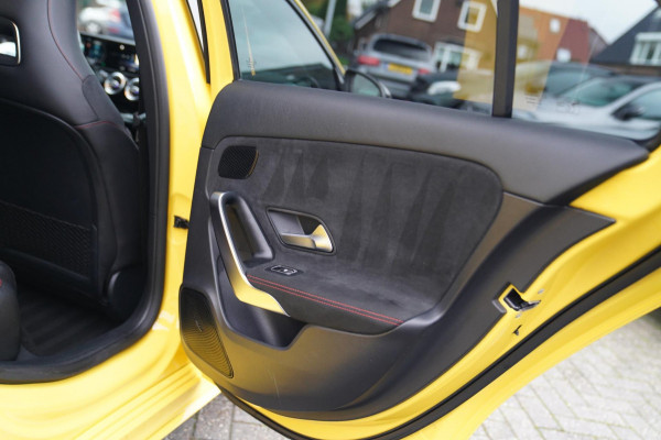 Mercedes-Benz A-Klasse 180 Premium Plus | AMG Pakket | Panorama | Leder/alcantara | Elektrisch verstelbare voorstoelen | LED | CAM
