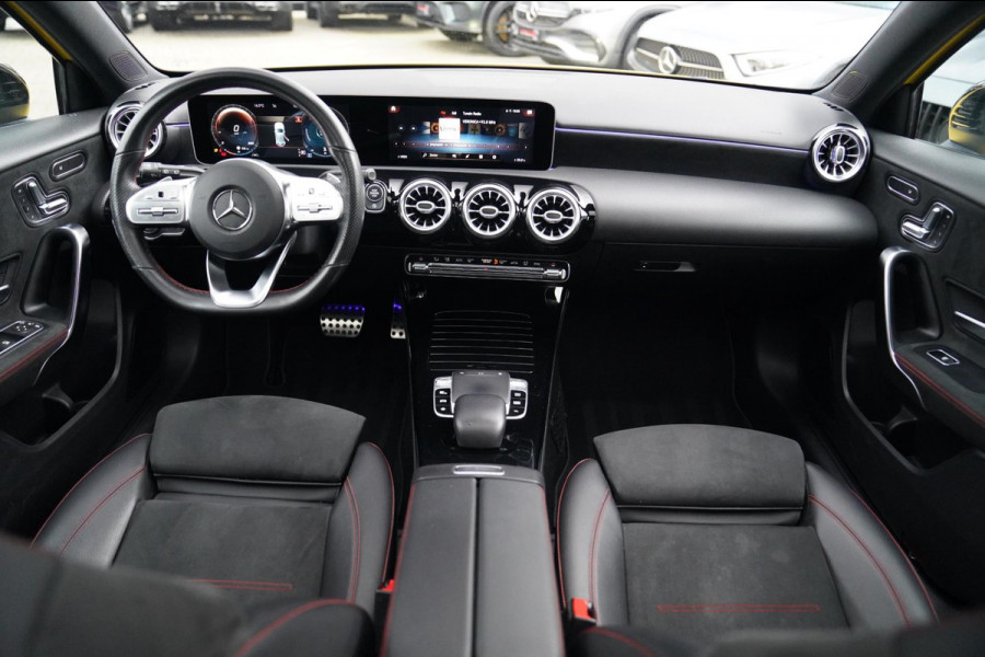 Mercedes-Benz A-Klasse 180 Premium Plus | AMG Pakket | Panorama | Leder/alcantara | Elektrisch verstelbare voorstoelen | LED | CAM