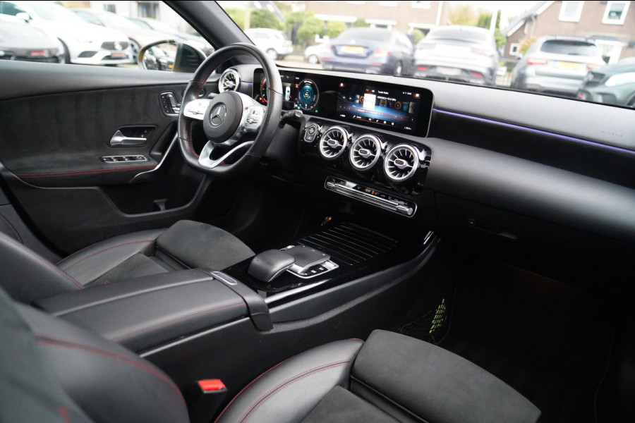 Mercedes-Benz A-Klasse 180 Premium Plus | AMG Pakket | Panorama | Leder/alcantara | Elektrisch verstelbare voorstoelen | LED | CAM