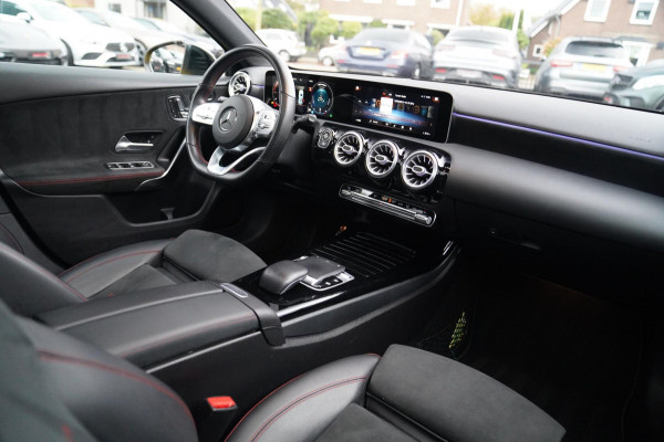 Mercedes-Benz A-Klasse 180 Premium Plus | AMG Pakket | Panorama | Leder/alcantara | Elektrisch verstelbare voorstoelen | LED | CAM
