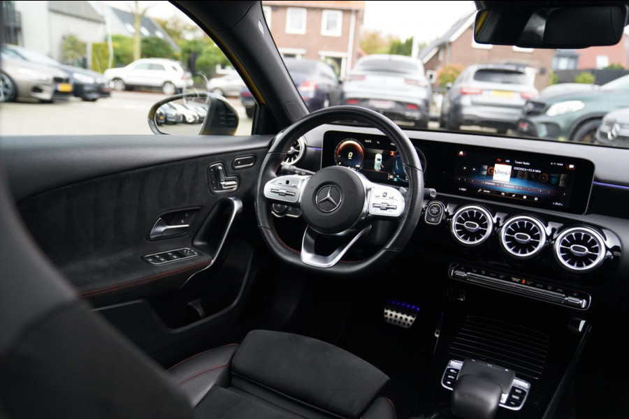 Mercedes-Benz A-Klasse 180 Premium Plus | AMG Pakket | Panorama | Leder/alcantara | Elektrisch verstelbare voorstoelen | LED | CAM