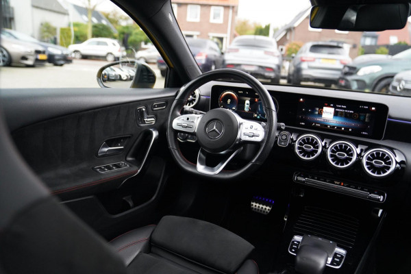 Mercedes-Benz A-Klasse 180 Premium Plus | AMG Pakket | Panorama | Leder/alcantara | Elektrisch verstelbare voorstoelen | LED | CAM