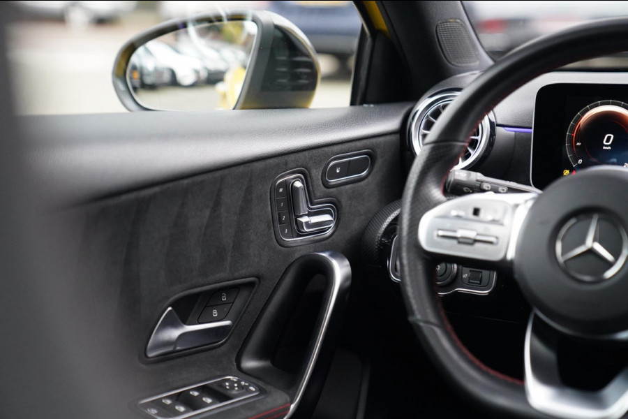 Mercedes-Benz A-Klasse 180 Premium Plus | AMG Pakket | Panorama | Leder/alcantara | Elektrisch verstelbare voorstoelen | LED | CAM