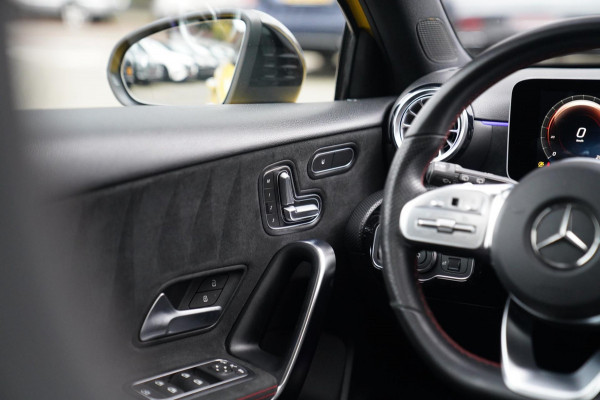 Mercedes-Benz A-Klasse 180 Premium Plus | AMG Pakket | Panorama | Leder/alcantara | Elektrisch verstelbare voorstoelen | LED | CAM