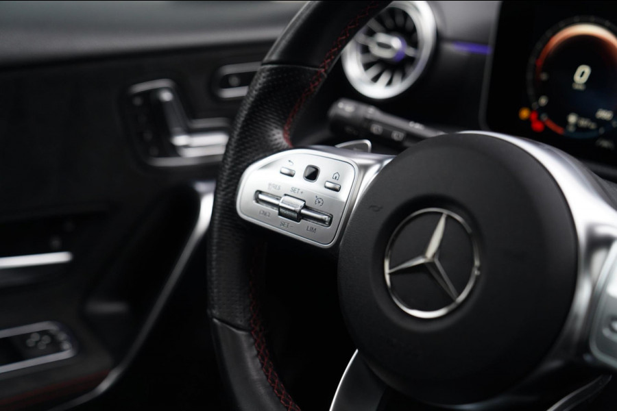 Mercedes-Benz A-Klasse 180 Premium Plus | AMG Pakket | Panorama | Leder/alcantara | Elektrisch verstelbare voorstoelen | LED | CAM