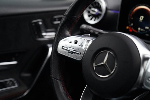 Mercedes-Benz A-Klasse 180 Premium Plus | AMG Pakket | Panorama | Leder/alcantara | Elektrisch verstelbare voorstoelen | LED | CAM