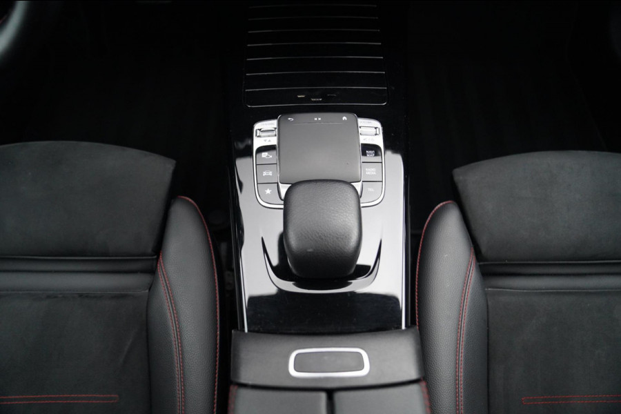 Mercedes-Benz A-Klasse 180 Premium Plus | AMG Pakket | Panorama | Leder/alcantara | Elektrisch verstelbare voorstoelen | LED | CAM