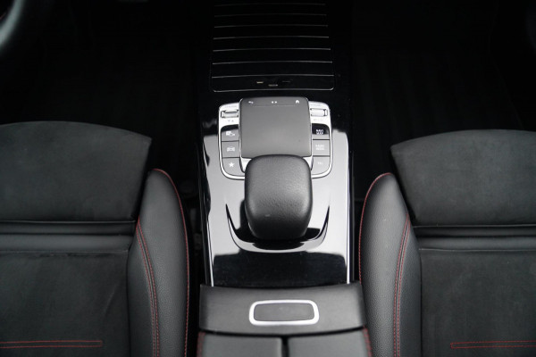 Mercedes-Benz A-Klasse 180 Premium Plus | AMG Pakket | Panorama | Leder/alcantara | Elektrisch verstelbare voorstoelen | LED | CAM