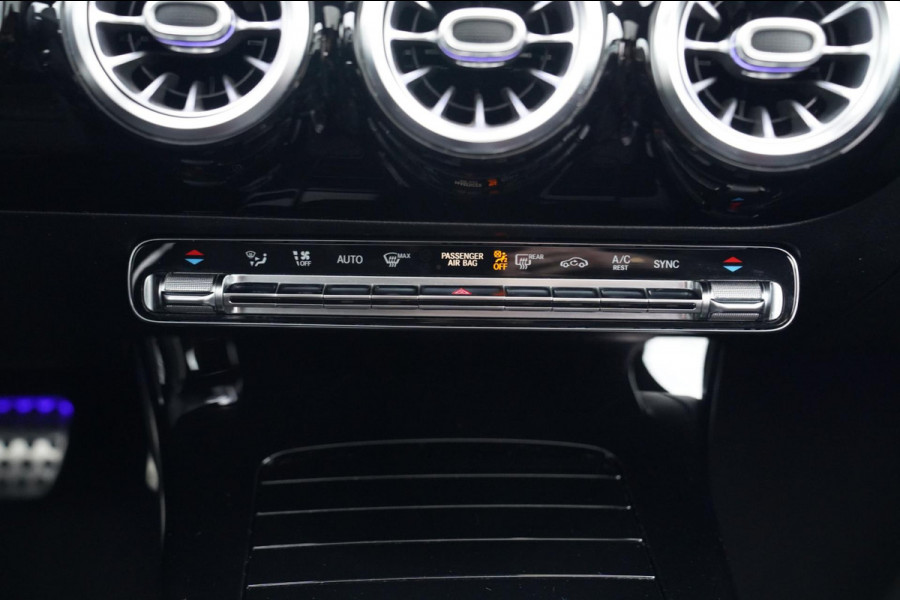 Mercedes-Benz A-Klasse 180 Premium Plus | AMG Pakket | Panorama | Leder/alcantara | Elektrisch verstelbare voorstoelen | LED | CAM