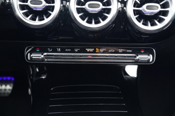Mercedes-Benz A-Klasse 180 Premium Plus | AMG Pakket | Panorama | Leder/alcantara | Elektrisch verstelbare voorstoelen | LED | CAM