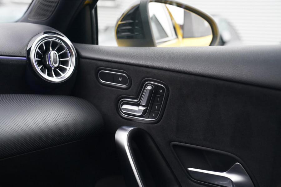 Mercedes-Benz A-Klasse 180 Premium Plus | AMG Pakket | Panorama | Leder/alcantara | Elektrisch verstelbare voorstoelen | LED | CAM