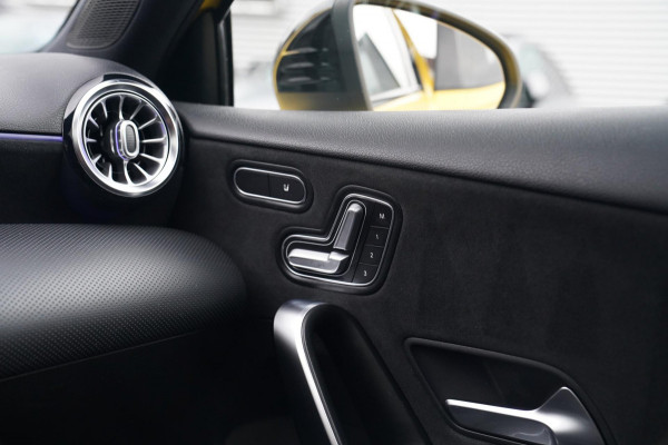 Mercedes-Benz A-Klasse 180 Premium Plus | AMG Pakket | Panorama | Leder/alcantara | Elektrisch verstelbare voorstoelen | LED | CAM