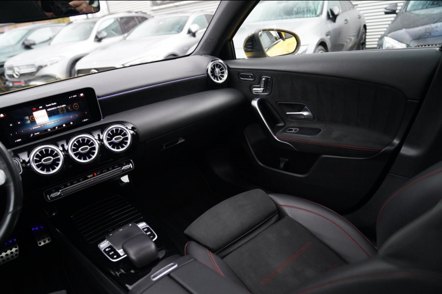 Mercedes-Benz A-Klasse 180 Premium Plus | AMG Pakket | Panorama | Leder/alcantara | Elektrisch verstelbare voorstoelen | LED | CAM