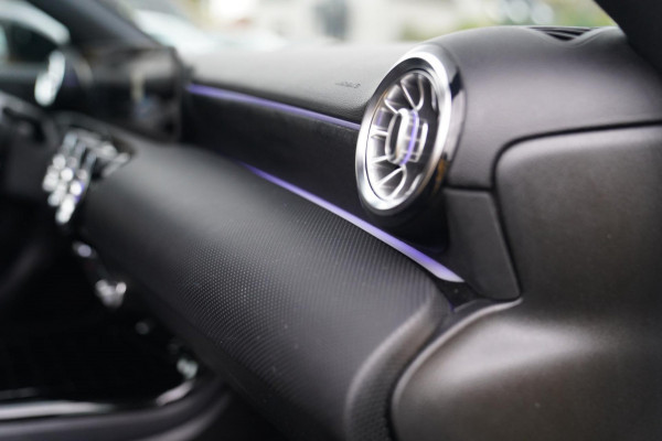 Mercedes-Benz A-Klasse 180 Premium Plus | AMG Pakket | Panorama | Leder/alcantara | Elektrisch verstelbare voorstoelen | LED | CAM
