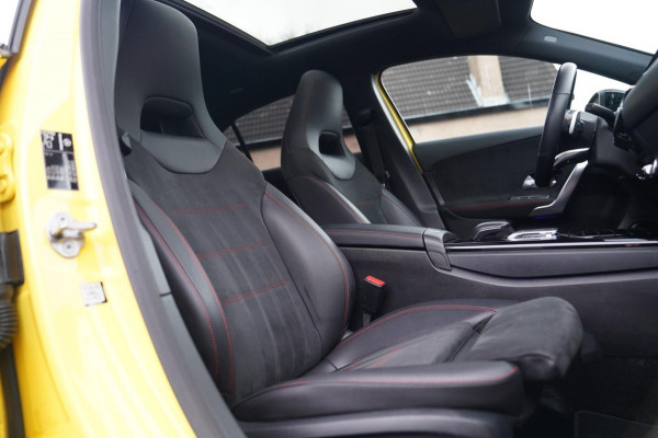 Mercedes-Benz A-Klasse 180 Premium Plus | AMG Pakket | Panorama | Leder/alcantara | Elektrisch verstelbare voorstoelen | LED | CAM