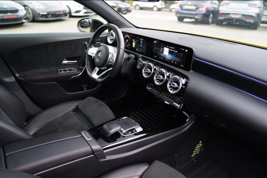 Mercedes-Benz A-Klasse 180 Premium Plus | AMG Pakket | Panorama | Leder/alcantara | Elektrisch verstelbare voorstoelen | LED | CAM