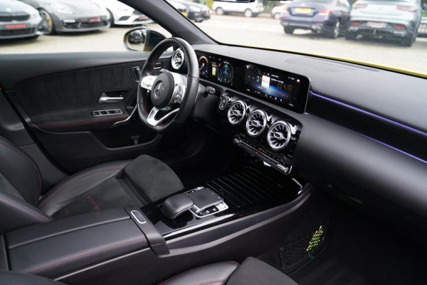 Mercedes-Benz A-Klasse 180 Premium Plus | AMG Pakket | Panorama | Leder/alcantara | Elektrisch verstelbare voorstoelen | LED | CAM