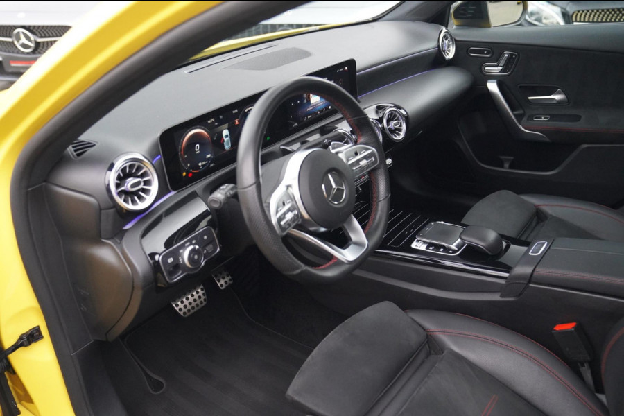 Mercedes-Benz A-Klasse 180 Premium Plus | AMG Pakket | Panorama | Leder/alcantara | Elektrisch verstelbare voorstoelen | LED | CAM
