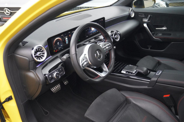 Mercedes-Benz A-Klasse 180 Premium Plus | AMG Pakket | Panorama | Leder/alcantara | Elektrisch verstelbare voorstoelen | LED | CAM