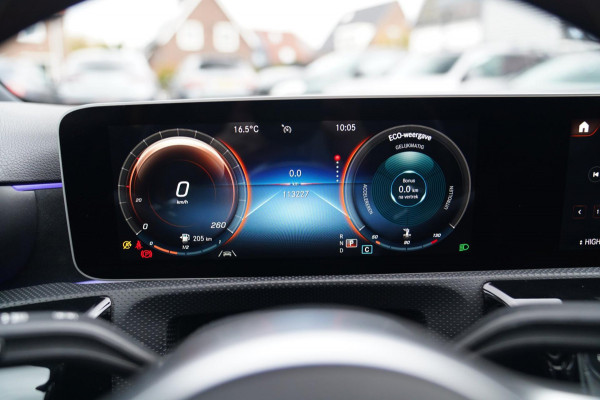 Mercedes-Benz A-Klasse 180 Premium Plus | AMG Pakket | Panorama | Leder/alcantara | Elektrisch verstelbare voorstoelen | LED | CAM