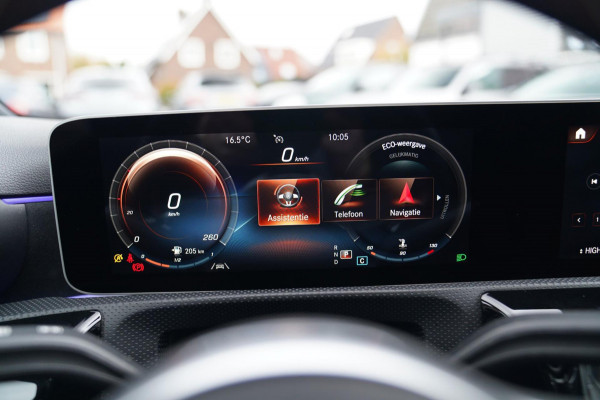 Mercedes-Benz A-Klasse 180 Premium Plus | AMG Pakket | Panorama | Leder/alcantara | Elektrisch verstelbare voorstoelen | LED | CAM