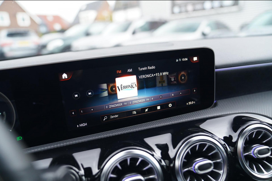 Mercedes-Benz A-Klasse 180 Premium Plus | AMG Pakket | Panorama | Leder/alcantara | Elektrisch verstelbare voorstoelen | LED | CAM