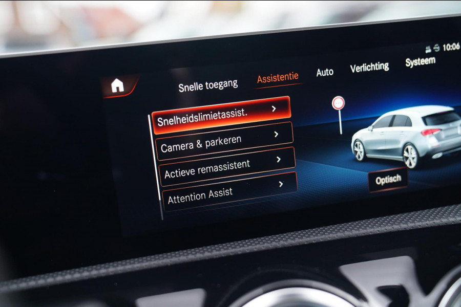 Mercedes-Benz A-Klasse 180 Premium Plus | AMG Pakket | Panorama | Leder/alcantara | Elektrisch verstelbare voorstoelen | LED | CAM