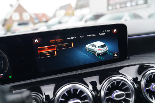 Mercedes-Benz A-Klasse 180 Premium Plus | AMG Pakket | Panorama | Leder/alcantara | Elektrisch verstelbare voorstoelen | LED | CAM