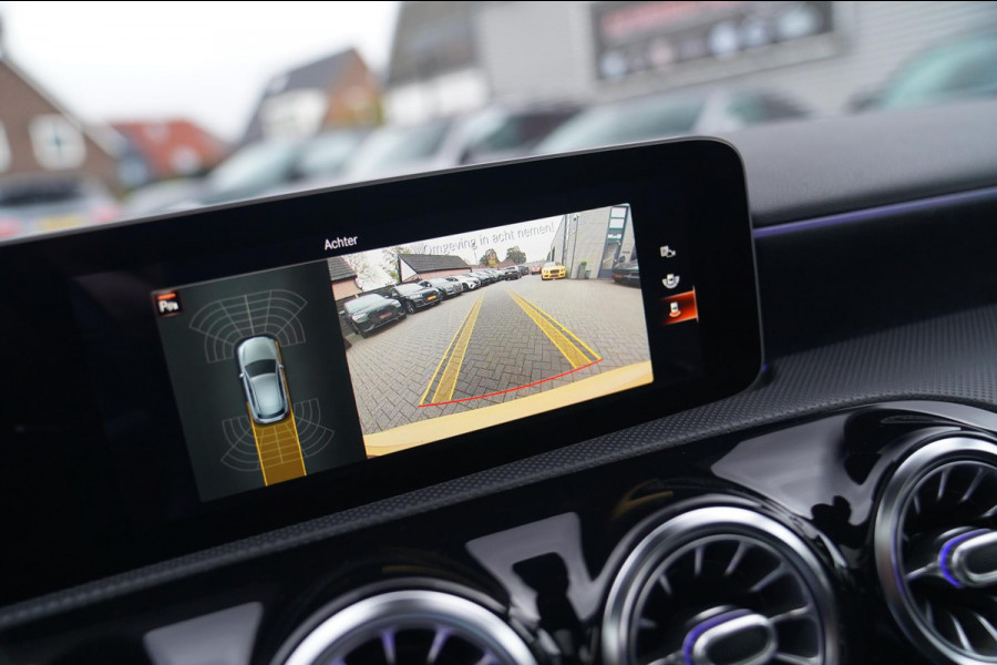 Mercedes-Benz A-Klasse 180 Premium Plus | AMG Pakket | Panorama | Leder/alcantara | Elektrisch verstelbare voorstoelen | LED | CAM