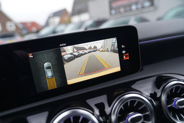 Mercedes-Benz A-Klasse 180 Premium Plus | AMG Pakket | Panorama | Leder/alcantara | Elektrisch verstelbare voorstoelen | LED | CAM