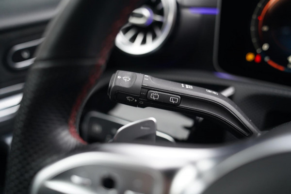 Mercedes-Benz A-Klasse 180 Premium Plus | AMG Pakket | Panorama | Leder/alcantara | Elektrisch verstelbare voorstoelen | LED | CAM