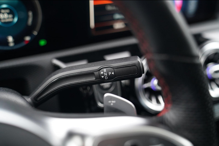 Mercedes-Benz A-Klasse 180 Premium Plus | AMG Pakket | Panorama | Leder/alcantara | Elektrisch verstelbare voorstoelen | LED | CAM