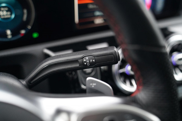 Mercedes-Benz A-Klasse 180 Premium Plus | AMG Pakket | Panorama | Leder/alcantara | Elektrisch verstelbare voorstoelen | LED | CAM